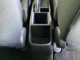 後部座席足元に、小物などを入れることができるホルダーがあります。