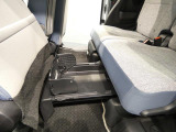 【置きラクボックス】リヤシート下に便利な収納空間を装備。シートバックを立ち上げれば荷崩れしやすいお買い物袋も安定して置くことができ、日常のちょっとした不満を解消してくれる嬉しい設計です。