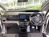 広びろとした視界が運転にゆとりを広げます。