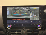 【パノラミックビューモニター】自車周辺をぐるりと俯瞰できるカメラで危険を察知。「床下透過機能」付で、駐車場の白線などにまたがった場合でも画面を見れば一目瞭然です。