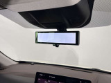 スマートルームミラーで後方の映像がルームミラーで確認できます。