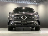 フロントグリル中央に大きく輝くスリーポインテッドスター。メルセデスベンツならではのステータスを強く感じる事ができます