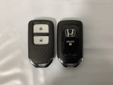 スマートキーを装備しています。鍵を差し込むことなくドアロックの開け閉めと、スタートボタン操作でのエンジンスタートができます。スペアキーも同じものを用意しております。