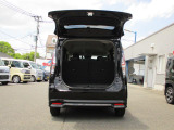 バックドアは上開き跳ね上げ式で、開口も広め!スムーズな荷物の出し入れでアウトドアも楽しくなりそう♪