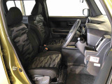 運転席の座面高さを調整できるシートリフターが付いています。フロントシートはベンチシートを採用で、座面も広く使い勝手もいいですよ♪