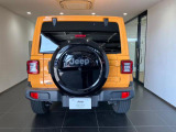 Jeepロゴ入りタイヤハードカバーを装備。限定車仕様のため、通常グレードとは違う仕様となります。
