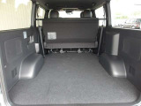 大きく開くバックドアとフラットな荷室は荷物の載せ下ろしも楽々!5名が乗車していても、ご覧の通りの広々とした荷室空間です!