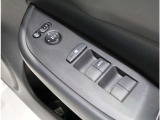 ドア内側、手の届きやすい位置にドアガラスの開閉スイッチ(パワーウインドウ)があります。運転席にはいたずら防止のためのロック付!