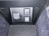 USB端子付き。最近、普及しているUSB。スマホやタブレット以外もUSB充電が増えていますよね。またスマホやメモリー媒体にお手持ちの、貴方のお気に入りの音楽を車内でも楽しめます♪