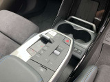 【置き型充電器】置き型充電に対応しております。お持ちの携帯電話が置き型充電器対応でしたら、充電コードの必要なく、すっきりとした車内のまま携帯の充電が可能です。