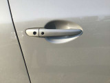 スマートキーを所持している状態でロックボタンを押すと、車両すべてのドアの解錠や施錠を行うことが出来ます。
