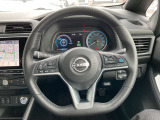 【プロパイロット】高速道路走行時にアクセル・ブレーキ・ステアリングを車両が制御する事で、渋滞時のイライラやロングドライブのストレス軽減に繋がります。運転支援システムとしてご利用頂けます。