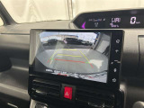 こちらのバックカメラは画面にラインが表示されておりますので、バック時のクルマの進行方向の目安になります。より高いレベルで車庫入れをサポートする、便利な機能ですね。