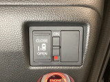左側電動スライドドアは運転席からでも操作ができるように、ハンドル付近に開閉の操作スイッチが付いています。