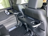折りたたみ式のシートバックテーブルは限られた空間を有効活用。車内の家族時間をもっと快適に。
