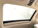 【サンルーフ】開放感たっぷりの希少装備、サンルーフが装着されています!車内に明かりを取り入れたり景色を楽しむ以外にも、車内の空気も簡単に換気できて快適です!