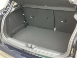 【トランクルーム】全面をファブリック処理し荷物に傷がつくのを防ぎます。ラゲージルーム照明を装着。背もたれをほぼ水平まで倒すことが出来ます。大きな荷物の収納にも便利です。