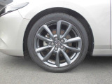 18インチ純正アルミホイールを装備。タイヤサイズは215/45R18となります。