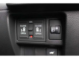 リアは両側パワースライドドアで、開閉には運転席のスイッチ、またはスライドドアのドアハンドルを少し引くだけで自動開閉します。