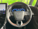 インテリアに合わせたデザインのステアリングは、運転される方のことも考え、運転しやすい形状、大きさです。是非一度、実際に触ってお確かめください。