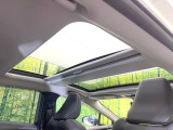 【パノラマルーフ】大型のガラスルーフ搭載で車内の解放感が一気にアップ!開放的なドライブをお楽しみいただけます。
