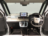 【運転席まわり】視界が広く、すっきりと見渡せる安心のコクピットです。スイッチ類がバランスよく配置され、初めて座ったその日からリラックスして運転を楽しんでいただけます。