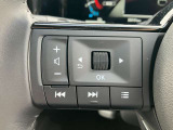左側にオーデイオやナビのコントロールができるスイッチ、運転中は手を放さず手元で操作可能なんです!