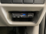 ハンドルの右下にETCがついています。高速道路の料金所の通過も楽々です!。 カードの取り出しもしやすい場所についています。