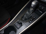 『電気式のパーキングブレーキ』になります。指一本で補助ブレーキのON.OFFが可能です。