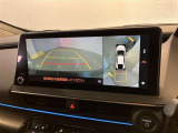 【パノラミックビューモニター】映像で、見づらい車両周辺の確認をアシスト。クルマを真上から見ているような映像を表示。 運転席から確認しにくい車両周囲の状況を把握。