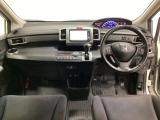車内は光触媒抗菌消臭施工済です。インパネ周りはスタイリッシュなデザインです。グローブボックスやカップホルダーのほかにトレーなどたくさんの収納スペースが付いています。