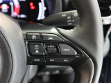 アダプティブクルーズコントロール機能付きです。走行中に先行車の様子を検知しながら、設定した車速の範囲内で先行車との距離のキープを支援します。詳細は販売店スタッフまでおたずねください。