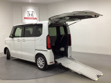 当車はスロープ付きの車いす仕様車です。緩やかなスロープをウインチで車いすを引っ張って乗り降りができます。福祉車両の総額表示価格は課税・非課税で変わります。詳細はスタッフにお問い合わせ下さい。