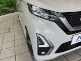 【LEDヘッドライト】悪天候や夜間走行時も良好な視界を確保し安心して運転できる高輝度LEDヘッドライトを装備!点灯速度が早く、消費電力も抑えられています。