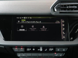 スマートフォンとAudiをUSBケーブルを介して接続。AppleのCarPlayやAndroid Autoのアプリを通じて、スマートフォンのコンテンツをMMIディスプレイに表示します。