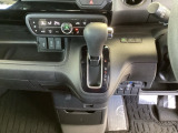 足元スッキリ、インパネシフトです。パーキングブレーキはフットブレーキタイプなので、運転席と助手席の間がスッキリしています。