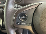 ステアリングにオーディオ操作スイッチが付いています。オーディオ画面に直接タッチしなくても操作が出来ますので、運転に集中できます。