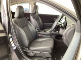 フロント広々、セパレートシートの運転席は、ハイトアジャスターが付いているので、快適にドライブができます。ハンドルはテレスコピック機能で、ハンドル位置を上・下・手前・奥に調節できます。