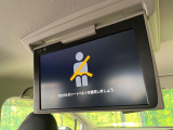 【フリップダウンモニター】大画面モニターで後席でもエンタメをお楽しみいただけます。小さなお子様にも大人気の装備です♪