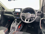 運転席まわりです。 各操作スイッチは使いやすい位置に配置されてます。