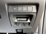 【ポジションメモリー(パワーシート)】それぞれのスイッチを押すと、あらかじめ設定したドライビングポジションに自動で調整してくれます。シートポジションがしっかり決まると、毎日の運転が楽になりますね!