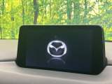 【8インチマツダコネクト】車内の雰囲気にマッチした大型のディスプレイ。スマホ接続でのナビ使用やBluetooth再生等、様々な機能が楽しめます。直感的なダイヤル操作が可能で、使い勝手も良好です。