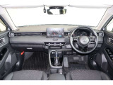 操作性に優れた運転席となります!小物入れや各ボタンの配置にこだわり、使いやすいです!座り心地もよく視認性も良好なのでロングドライブもお任せ下さい!