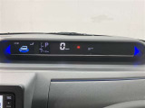 何かと便利なグローブボックス。メンテナンスノートや車検証、ちょっとしたメモと筆記用具等を入れておくとあればもしもの時にも便利ですね。