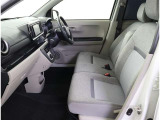 高いホールド性で運転姿勢が安定します。長距離ドライブでも疲れにくいのが魅力です。快適なドライビングライフをお送りください♪