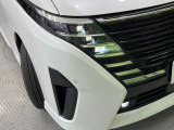 【LEDヘッドライト】悪天候や夜間走行時も良好な視界を確保し安心して運転できる高輝度LEDヘッドライトを装備!点灯速度が早く、消費電力も抑えられています。