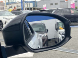 隣車線を走る車両をレーダーで検知し、ドアミラーでは確認しにくい後側方エリアに存在する車両に加え、急接近してくる車両も検知します。車両を検知するとドアミラーに搭載されたLEDインジケーターが点灯します。