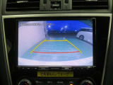 車両後方の映像を映すバックモニター。進路を確認しながら安全に車庫入れできます。