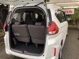 トランクの広さは、どうです、たくさんの荷物が積めますよ。3列目シートは跳ね上げ式で収納が可能です。荷室が広くなり大きな荷物も積みやすくなります。買い物やアウトドアなど荷物が多い場面で便利です。