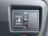 片側電動スライドドアが装備されています!荷物で手が塞がるなど簡単にドアの開閉が出来ます!何より力いらずで開閉OK!電動機能はOFFにもできますから元気なお子様の駆け出しも安心!